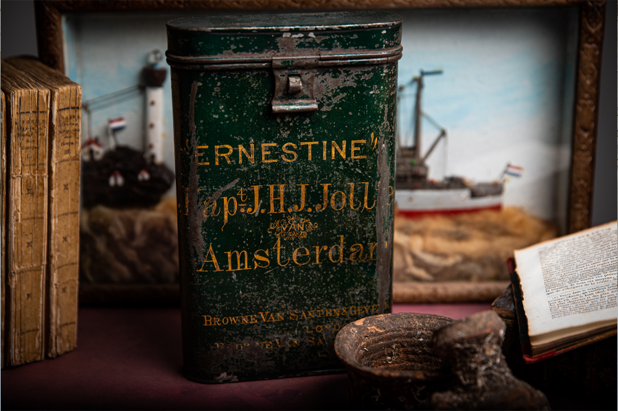 Captain's storage tin of the vessel Ernestine